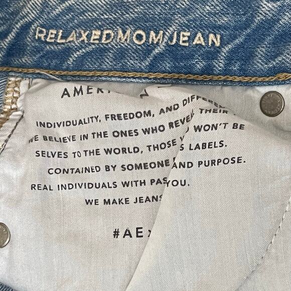 American Eagle Relaxed Mom Jeans Light Wash Size 4 Long - Picture 6 of 8